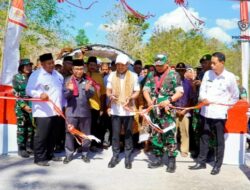 Bupati Dompu, Resmikan Jembatan Armco Garuda Merah Putih Desa Woko.